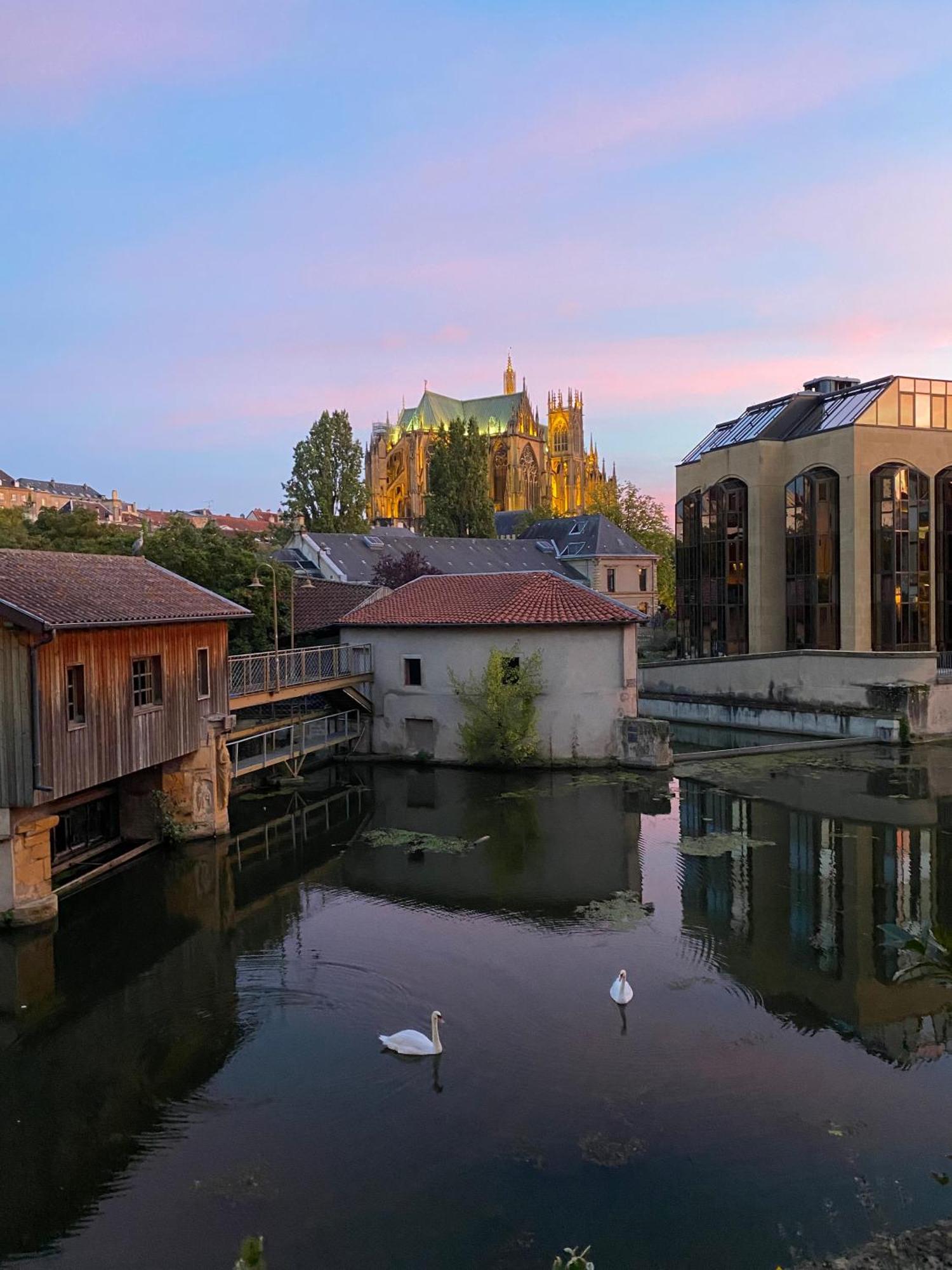 Une Vue Les Pieds Dans L'Eau Metz Esterno foto